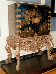 Schwarz-goldener Lackschrank auf geschnitztem und versilbertem Ständer, Charles II. Periode, 1649-85